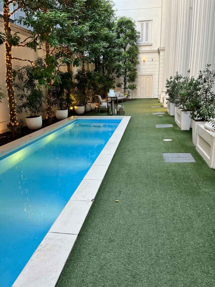 テラスは人工芝になっているので雨上がりでも使える。