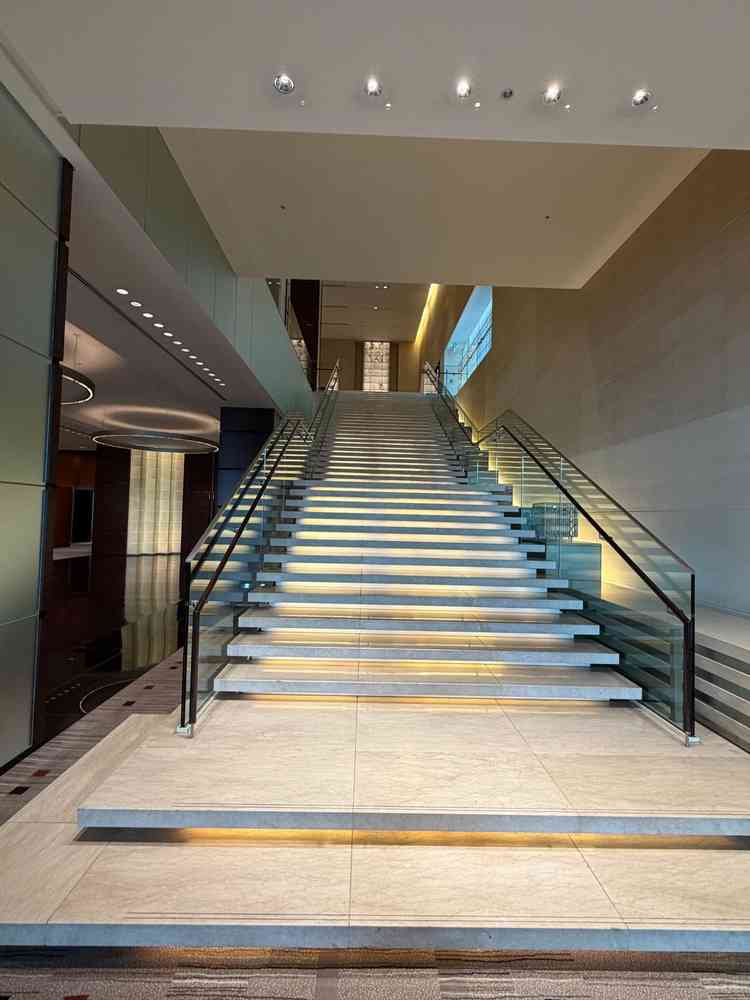 フォトスポットのひとつ。フラワーシャワーは当日この階段でやるので天候に左右されない。