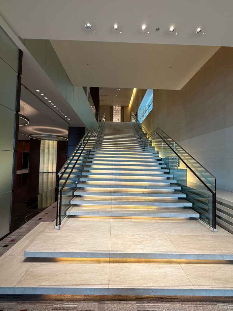 フォトスポットのひとつ。フラワーシャワーは当日この階段でやるので天候に左右されない。