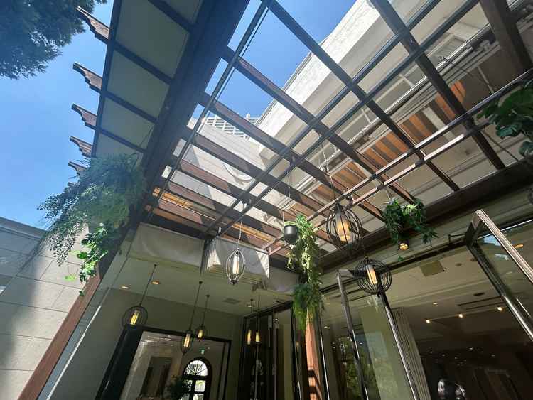 ガーデンのある会場では屋根があり雨でも安心