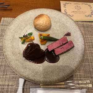 お肉も柔らかくソースとも合っていてとても美味しいプレートでした。