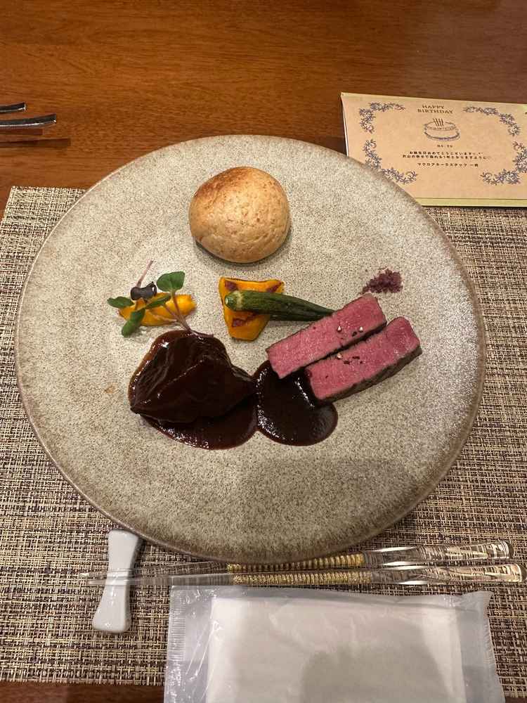 お肉も柔らかくソースとも合っていてとても美味しいプレートでした。