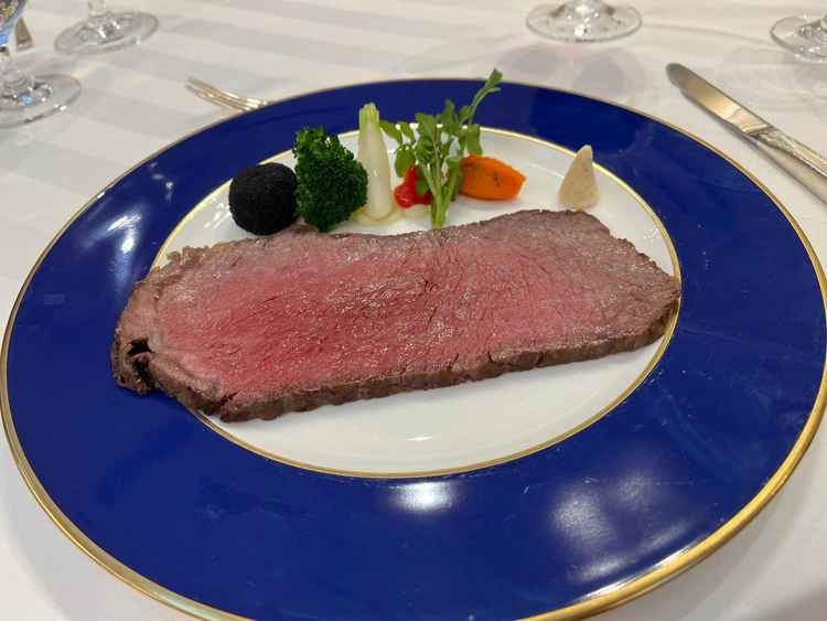 当日も出すことができる食事。試食させていただいた。ローストビーフとデザートは絶品だった。