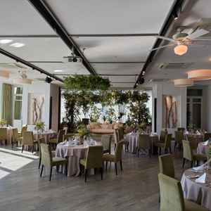 二つ目の披露宴会場。グリーンがすごく感じられ、明るさもバッチリだった。写真ではなく実際に見た方が良い