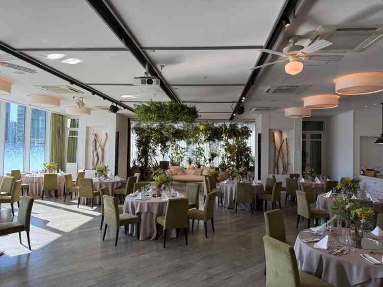 二つ目の披露宴会場。グリーンがすごく感じられ、明るさもバッチリだった。写真ではなく実際に見た方が良い