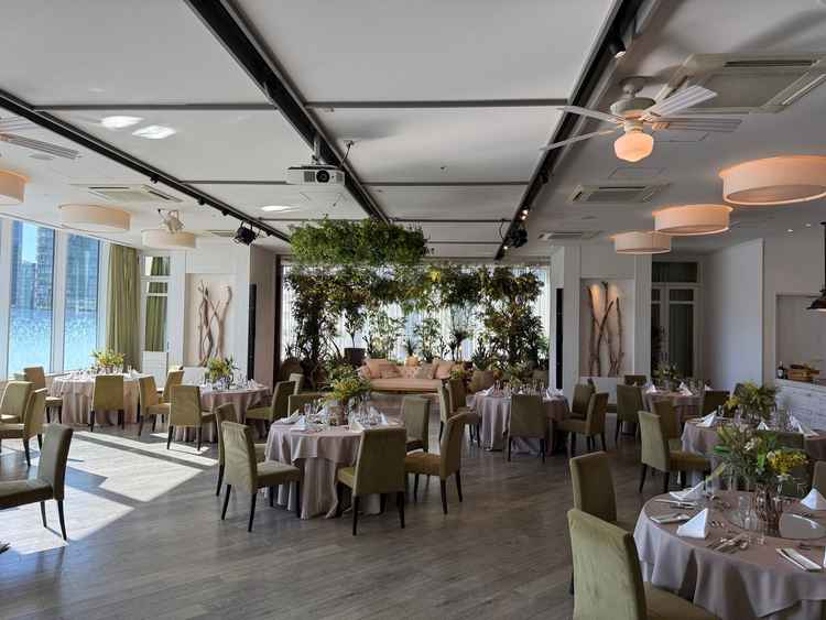 二つ目の披露宴会場。グリーンがすごく感じられ、明るさもバッチリだった。写真ではなく実際に見た方が良い