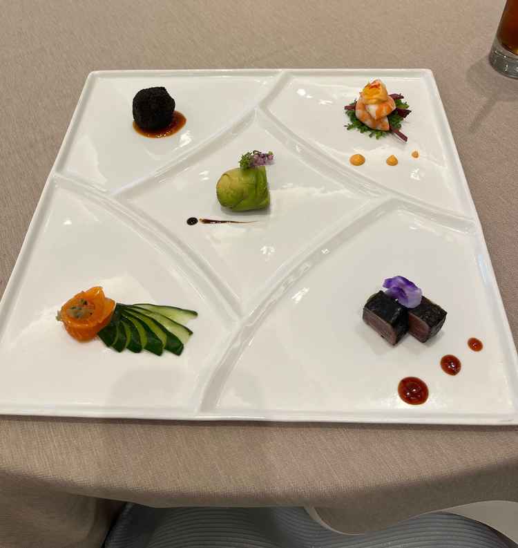 試食をさせていただきました。トリュフのコロッケなどもあり、ぜんぶ美味しかったです。