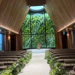 挙式会場。天候に関わらず、グリーンが綺麗に見え、木目調で温かみがあり良かった。