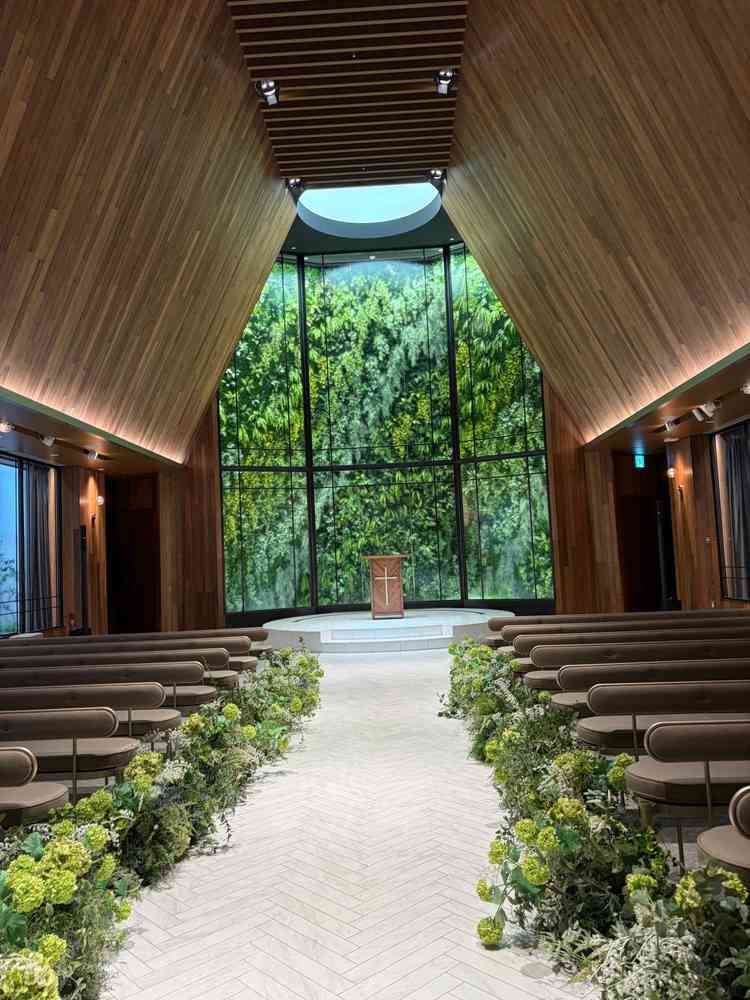 挙式会場。天候に関わらず、グリーンが綺麗に見え、木目調で温かみがあり良かった。