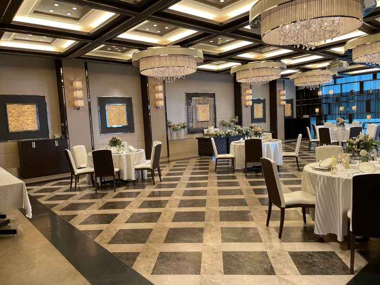 披露宴会場は天井が低くて落ち着いた空間でした。電球色の照明であったかいアットホームな会場です。