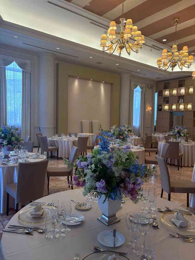 お花やクロスはもちろん、食器までも実物を触れながら選び設定できるため、好きな世界観を自由に作れる。