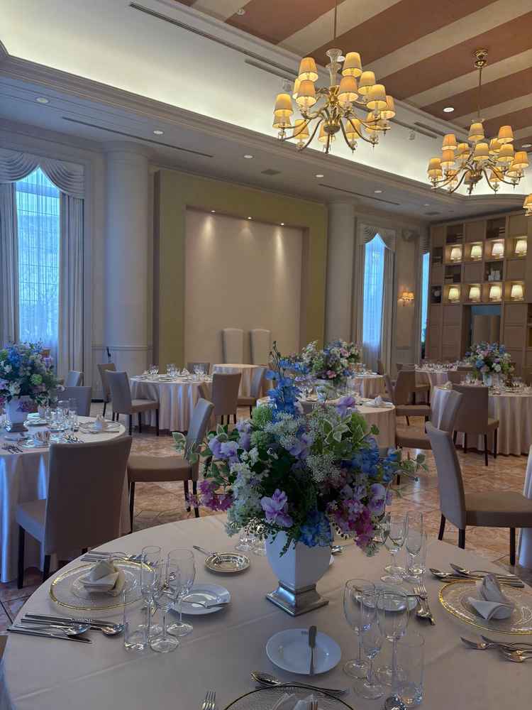 お花やクロスはもちろん、食器までも実物を触れながら選び設定できるため、好きな世界観を自由に作れる。