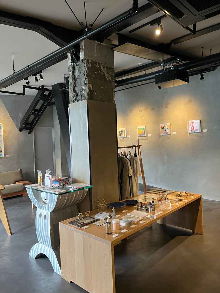 ホテルのエントランス。様々な展示会を季節ごとに実施しており、式だけでなく前後泊もアートに包まれます。