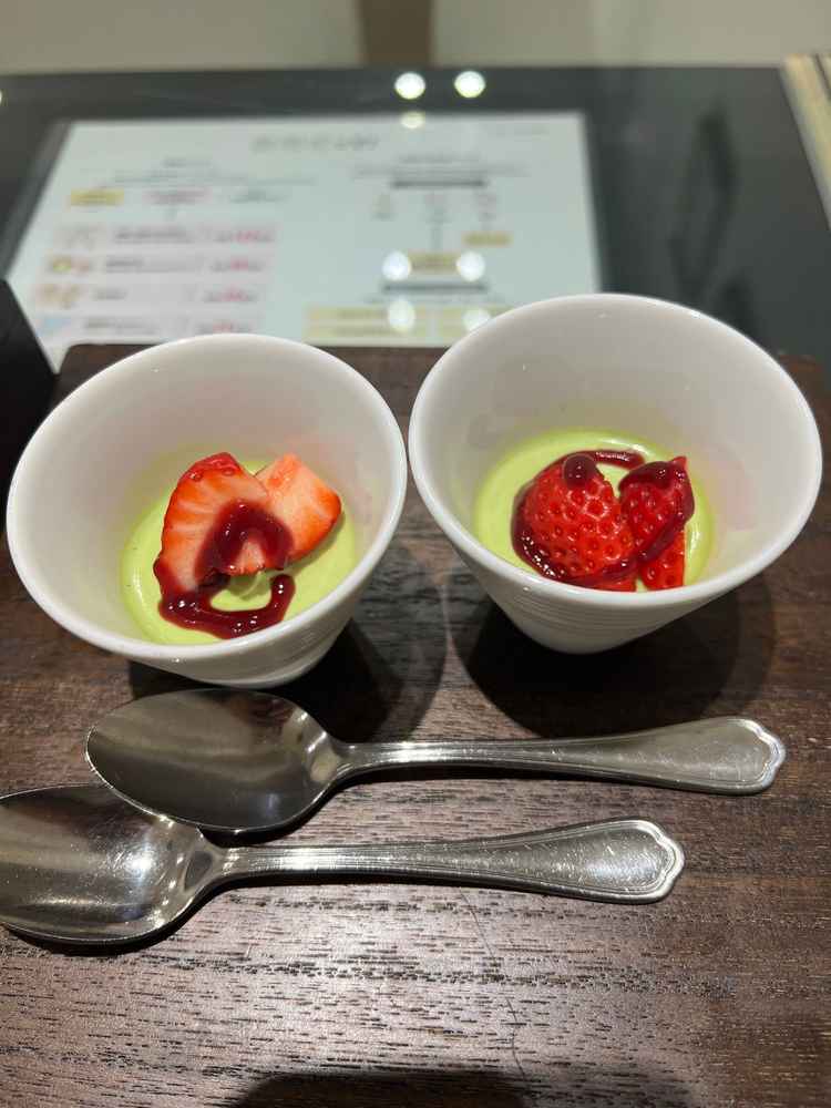 いちごと抹茶のデザートで、甘すぎずで良かったです。