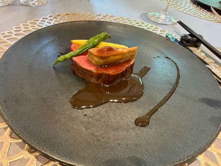 試食で頂いたフィレ肉とフォアグラ。かなり美味だった