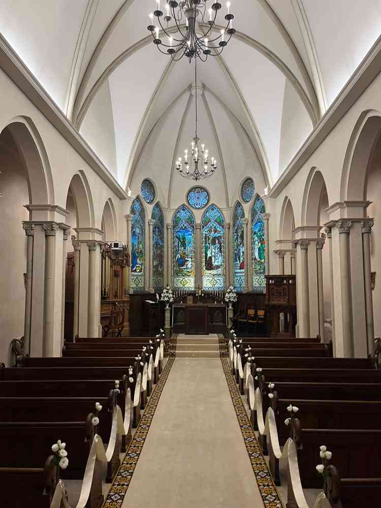 伝統的なチャペル。大きなステンドグラスが素敵です