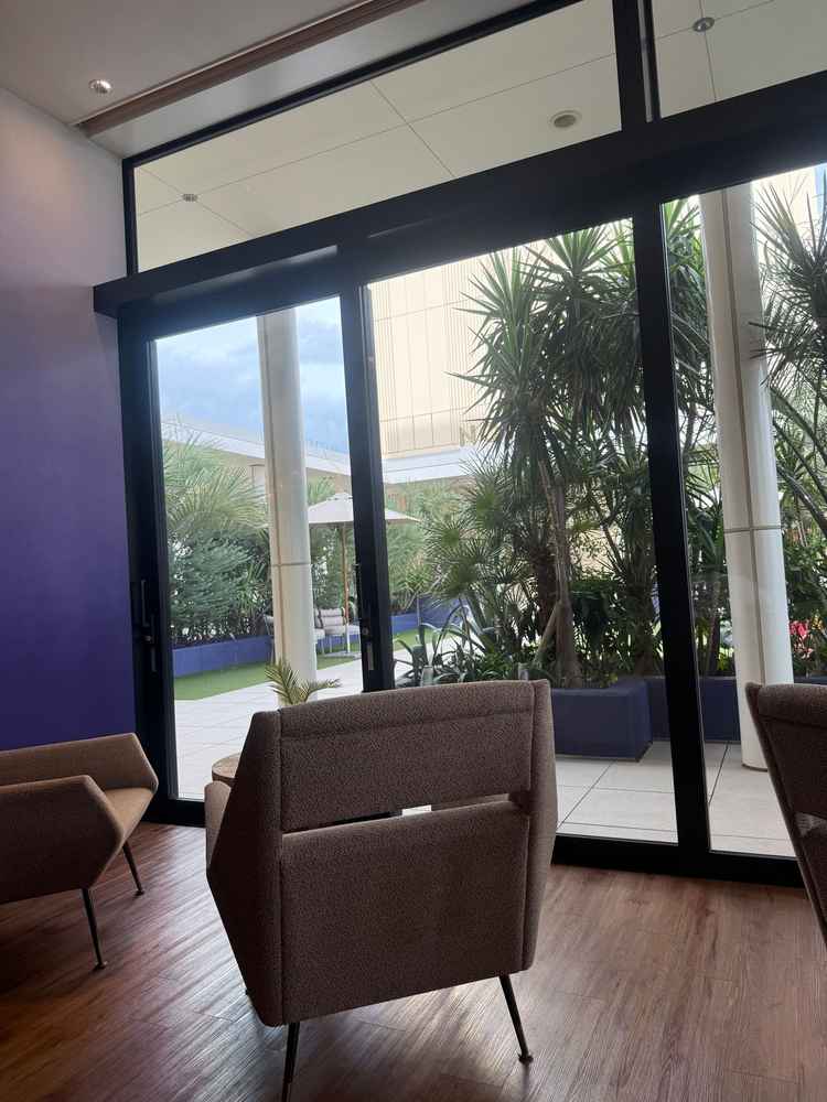 チャペル前のガーデンスペースはロビーから繋がっている。周りに建物がないため非日常感が味わえる