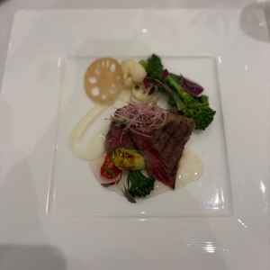 お肉が柔らかくて美味しい。ソースも出汁ベースであっさりしていてしつこさなし。