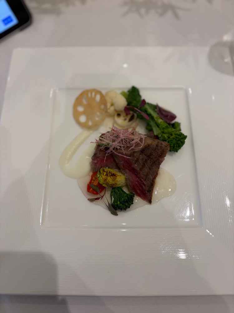 お肉が柔らかくて美味しい。ソースも出汁ベースであっさりしていてしつこさなし。