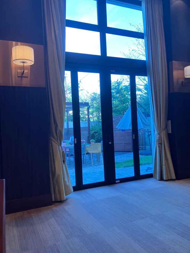 披露宴会場から見えるガーデン。天気がいい日のイメージがつかめました。