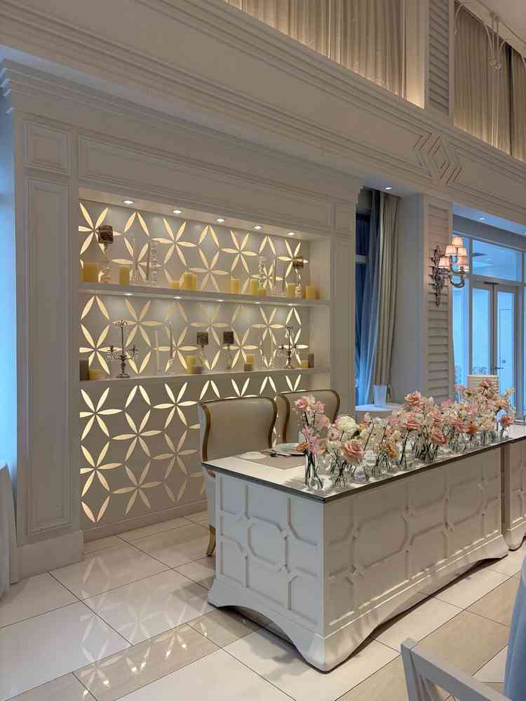 新郎新婦が座るテーブル席。