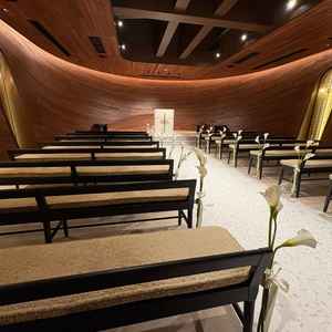 木目調のチャペル　昼は光が差し込んでもっと幻想的な雰囲気