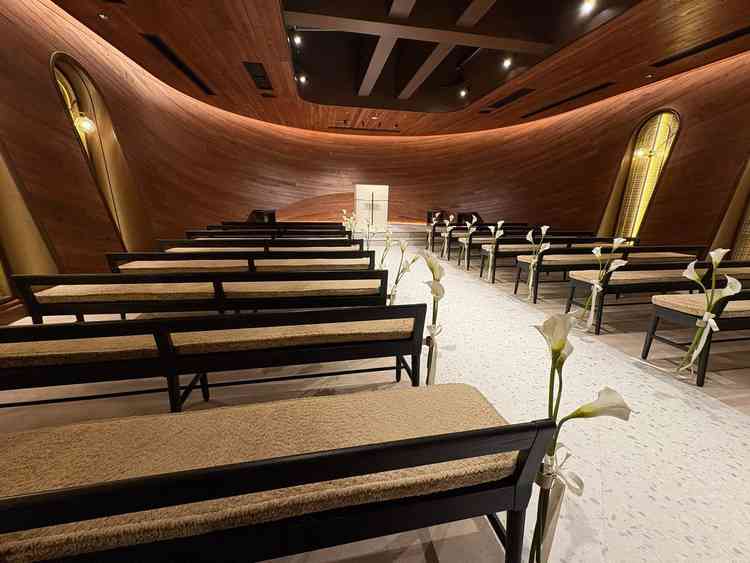 木目調のチャペル　昼は光が差し込んでもっと幻想的な雰囲気