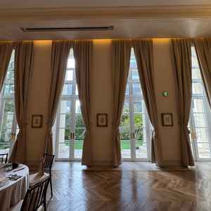 披露宴会場の窓を椅子に座った目線から撮ったもの