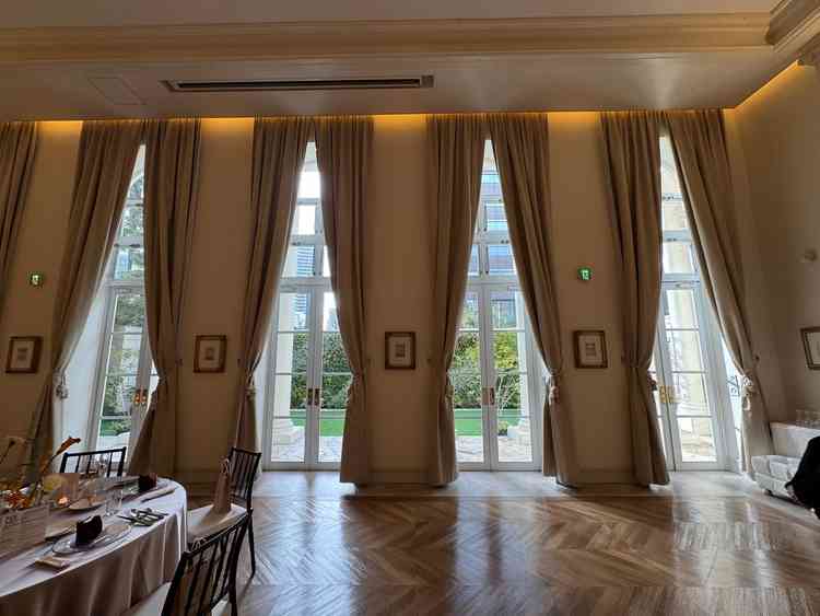 披露宴会場の窓を椅子に座った目線から撮ったもの