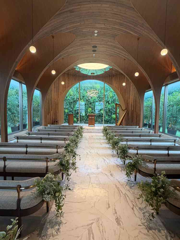 今まで見学した中で1番美しい挙式会場でした。天候に左右されない作りも良かったです。