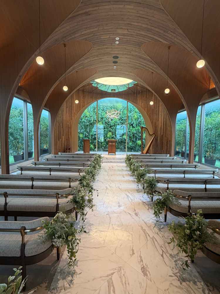 今まで見学した中で1番美しい挙式会場でした。天候に左右されない作りも良かったです。