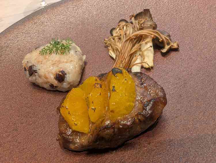 試食の肉料理。非常に美味しかった。