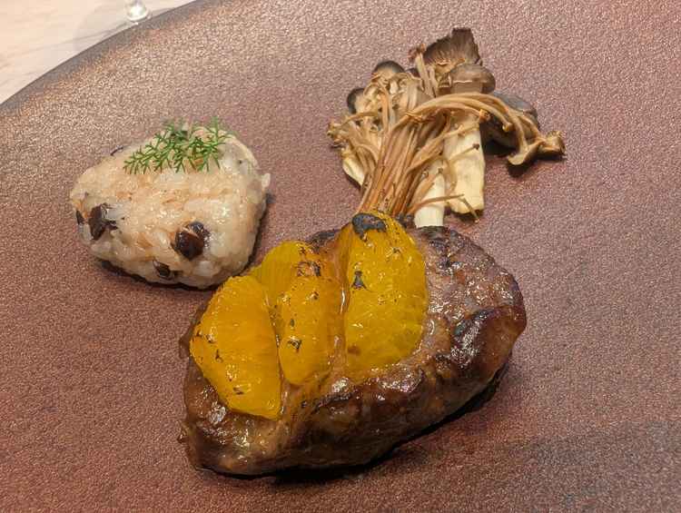 試食の肉料理。非常に美味しかった。