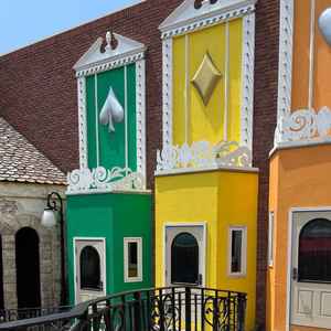 夜はプロジェクションマッピングが投映されるガーデンの中にある街並み