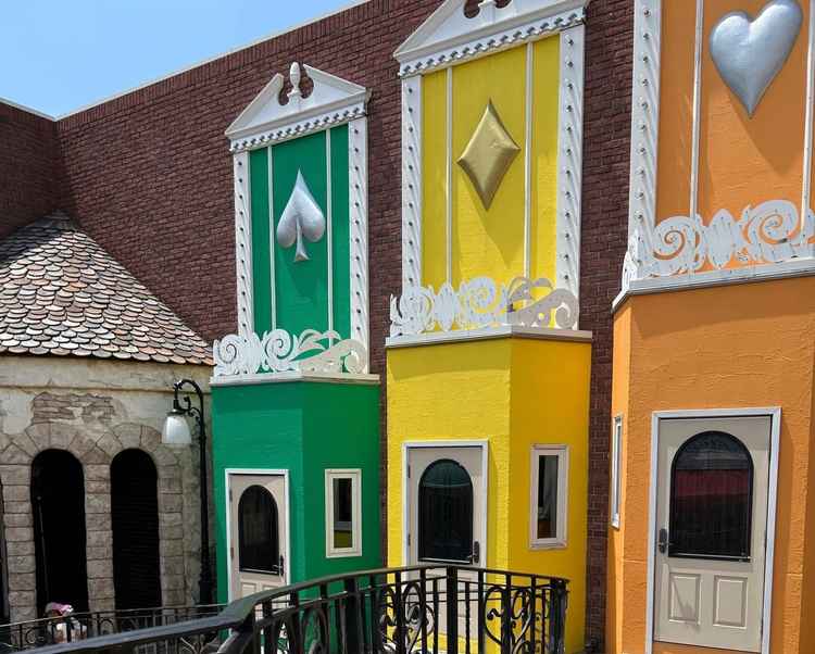 夜はプロジェクションマッピングが投映されるガーデンの中にある街並み