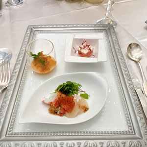 コース料理の前菜。額縁を模ったプレートが美しい。