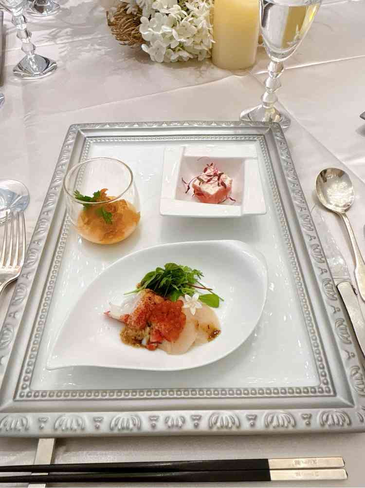 コース料理の前菜。額縁を模ったプレートが美しい。