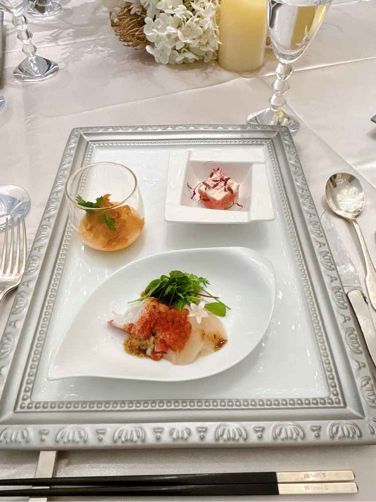 コース料理の前菜。額縁を模ったプレートが美しい。