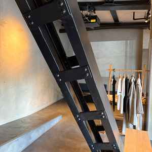 会場の至る所に柱や鉄骨が見られる。特殊な環境も一つの演出として楽しむことができる。