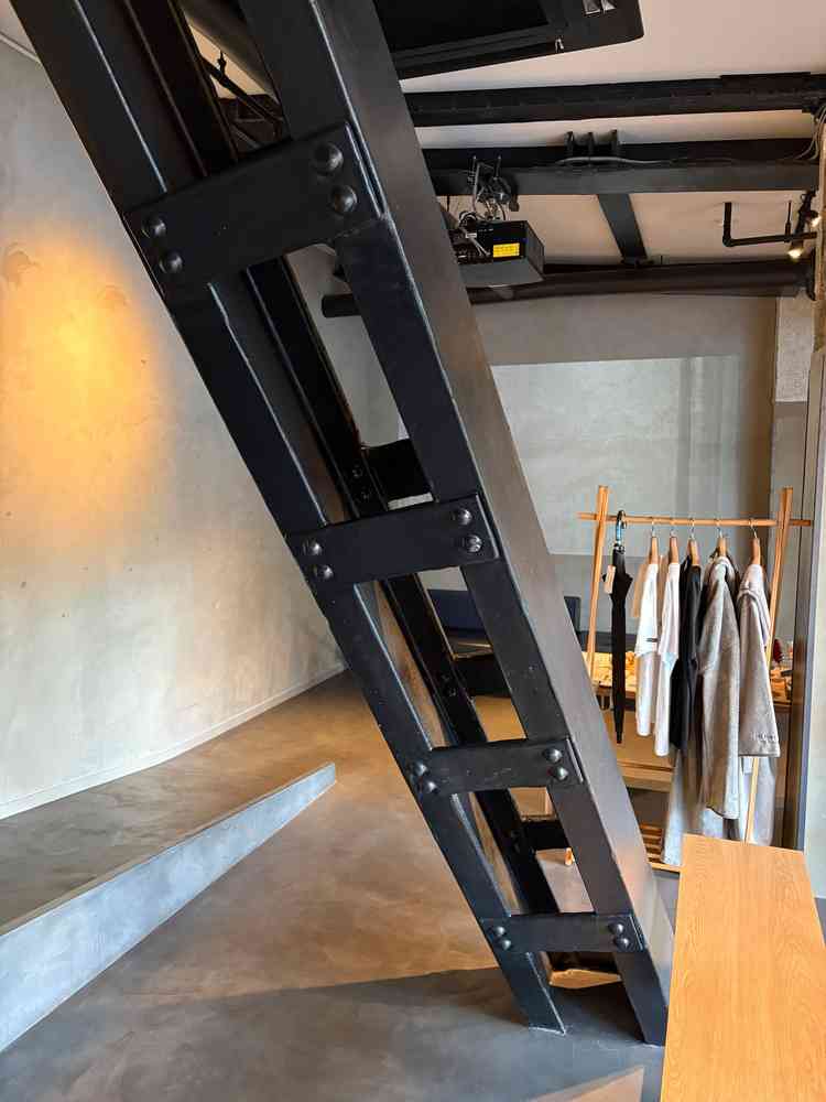 会場の至る所に柱や鉄骨が見られる。特殊な環境も一つの演出として楽しむことができる。