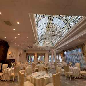 白をベースにした披露宴会場でとても綺麗でした。どこを見てもキラキラしていてテンションが上がりました！