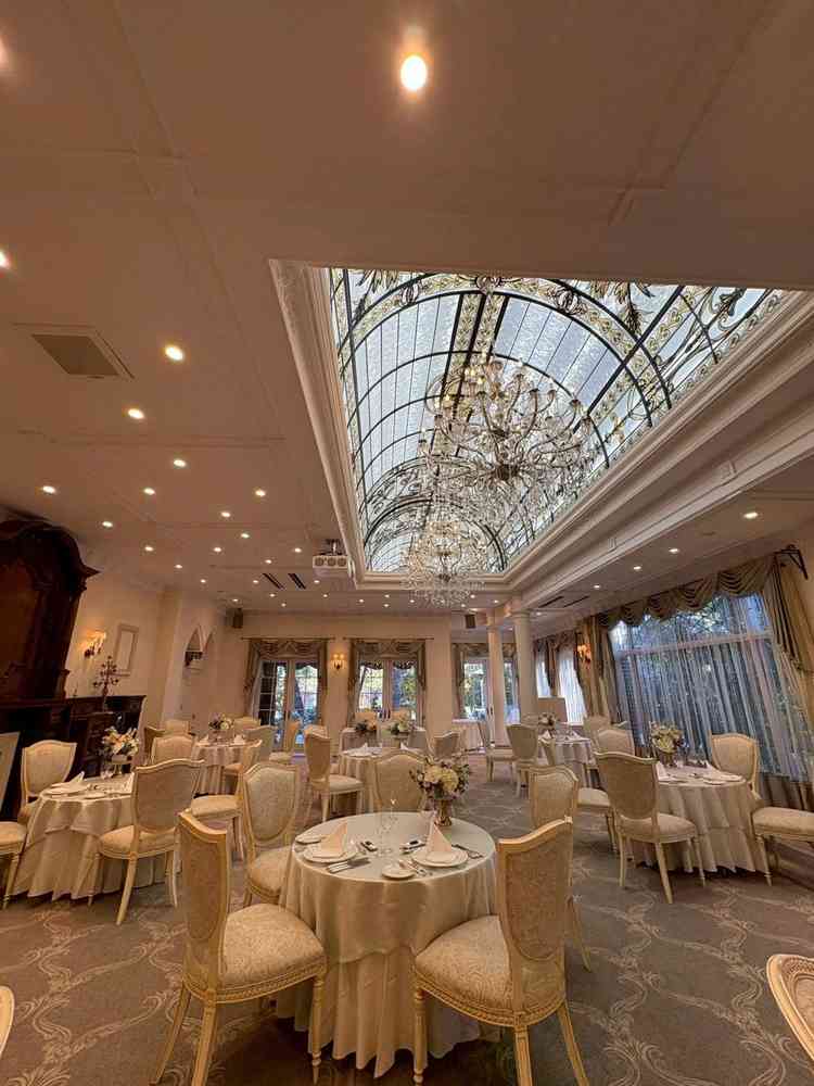 白をベースにした披露宴会場でとても綺麗でした。どこを見てもキラキラしていてテンションが上がりました！