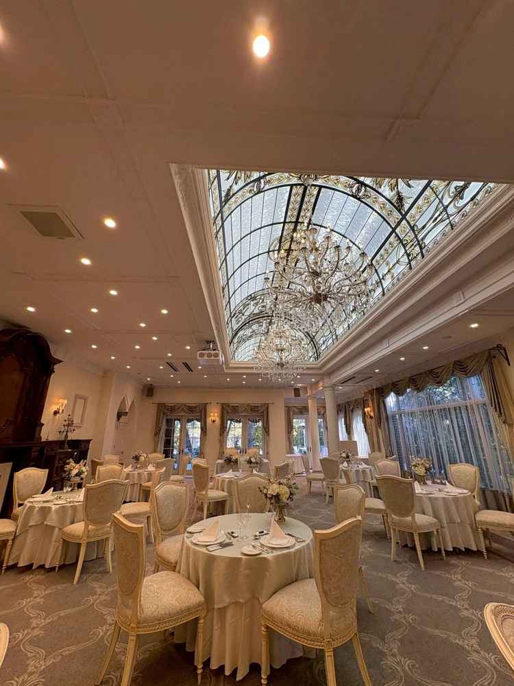 白をベースにした披露宴会場でとても綺麗でした。どこを見てもキラキラしていてテンションが上がりました！