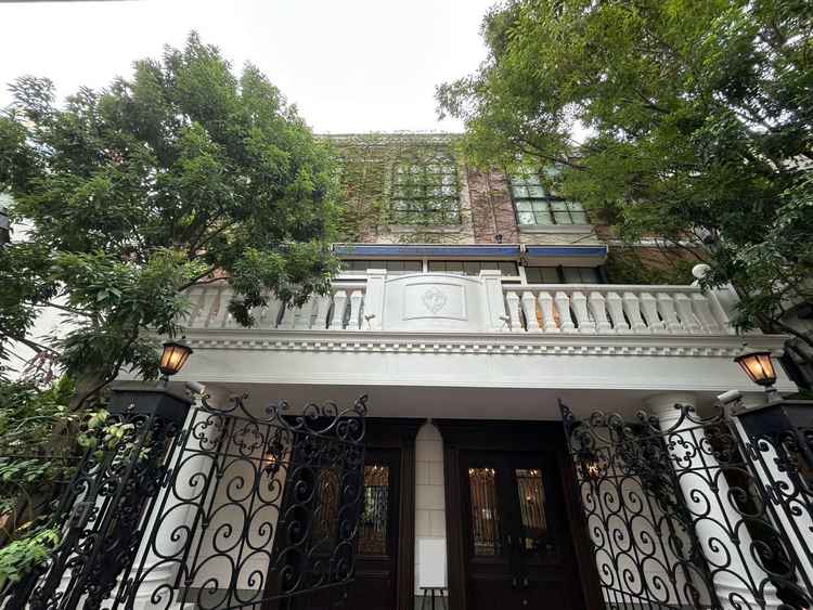 式場の入り口。恵比寿駅から徒歩3分ほどであるが、閑静な住宅街にあり静かであった。