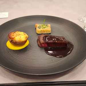 メイン料理。牛肉は柔らかく、赤ワインのソースも良く合う。