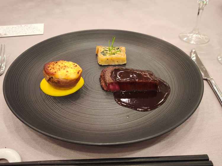 メイン料理。牛肉は柔らかく、赤ワインのソースも良く合う。