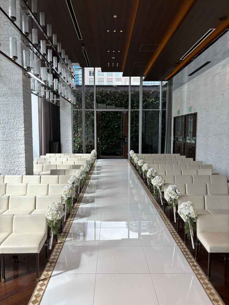 こちらのチャペルも晴れていれば日が降り注ぎとても綺麗でした。