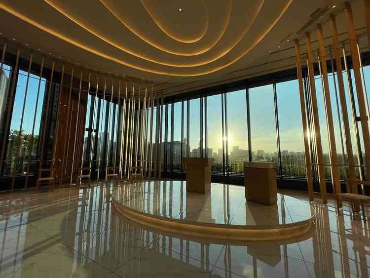 窓を開けたバージョンのチャペルです。7階からでも景色がとても綺麗でした。夕焼けが映えそうです。