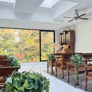 チャペル。自然光がたっぷり入り、窓からはガーデンの木々が見える素敵な空間でした。