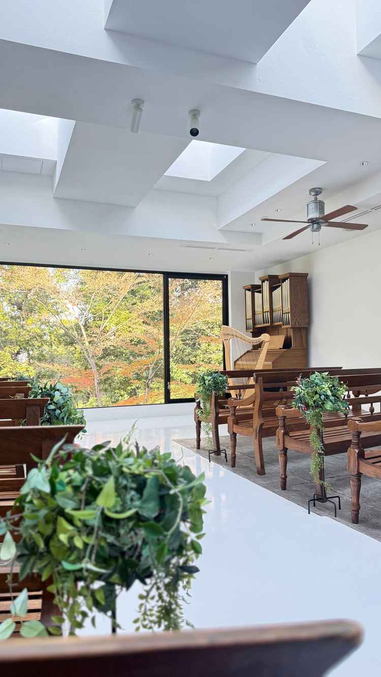 チャペル。自然光がたっぷり入り、窓からはガーデンの木々が見える素敵な空間でした。